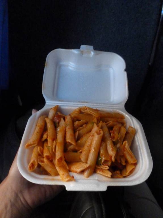 Macarrão bem temperado, nosso café da manhã no ônibus de Cap-Haitien (Haiti) para Santiago (Rep. Dominicana)